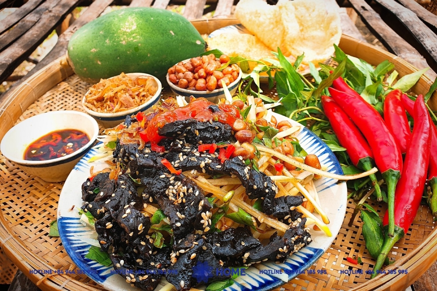 Green papaya salad with dried beef strips Green papaya salad with dried beef strips