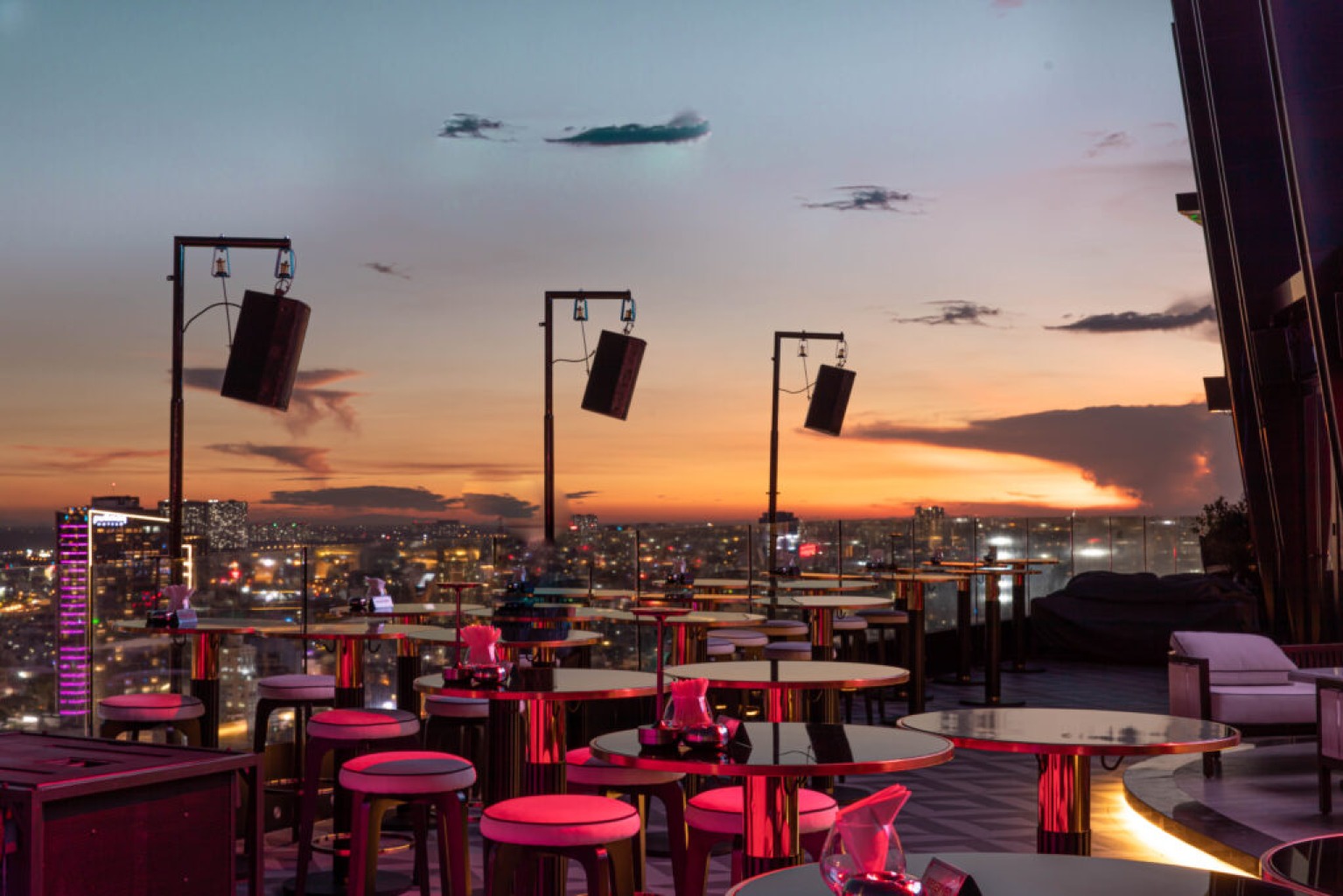 Chill Skybar (AB Tower) &ndash; Biểu tượng của sự n&aacute;o nhiệt