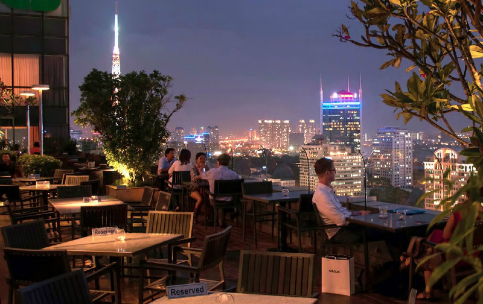 L&ecirc;n Đỉnh S&agrave;i G&ograve;n: Top Những Rooftop Bar View Đẹp Nhất Để Thưởng Trọn V&agrave;nh Đ&ecirc;m