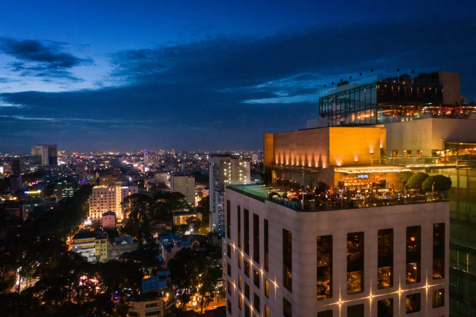  Social Club Rooftop (Hotel des Arts Saigon) &ndash; Đẳng cấp Ch&acirc;u &Acirc;u