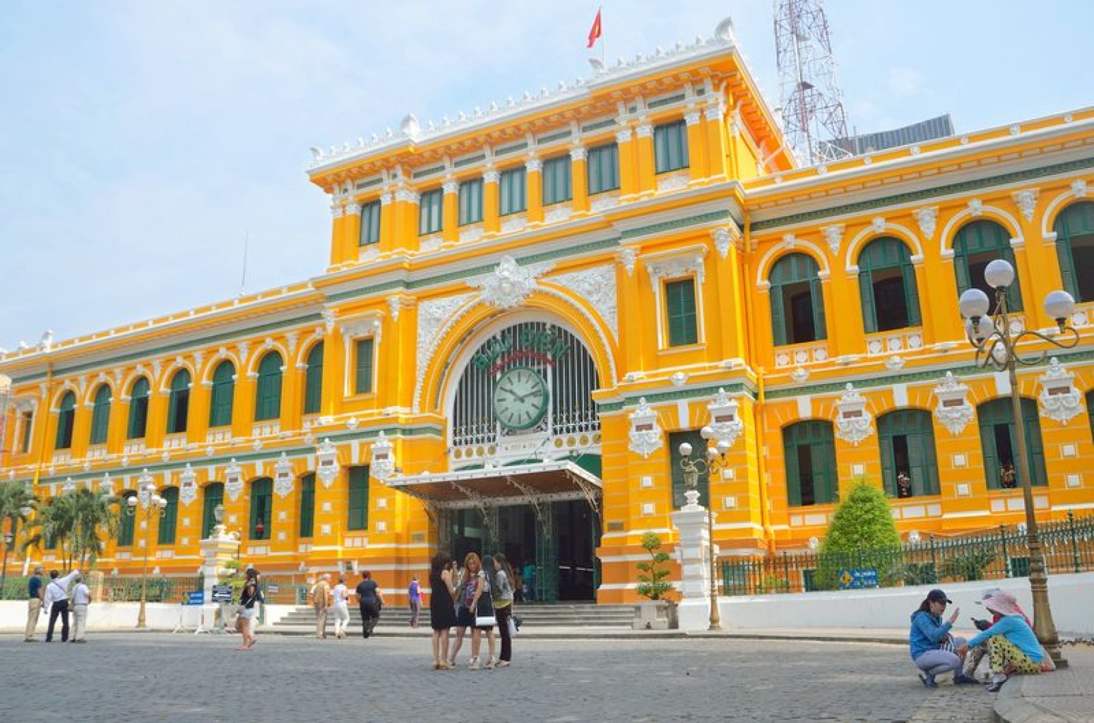 Bưu điện Th&agrave;nh phố & Đường s&aacute;ch Nguyễn Văn B&igrave;nh - Top 7 Địa Điểm Chụp Ảnh "Sống Ảo" Đẹp Nhất S&agrave;i G&ograve;n Kh&ocirc;ng Thể Bỏ Lỡ