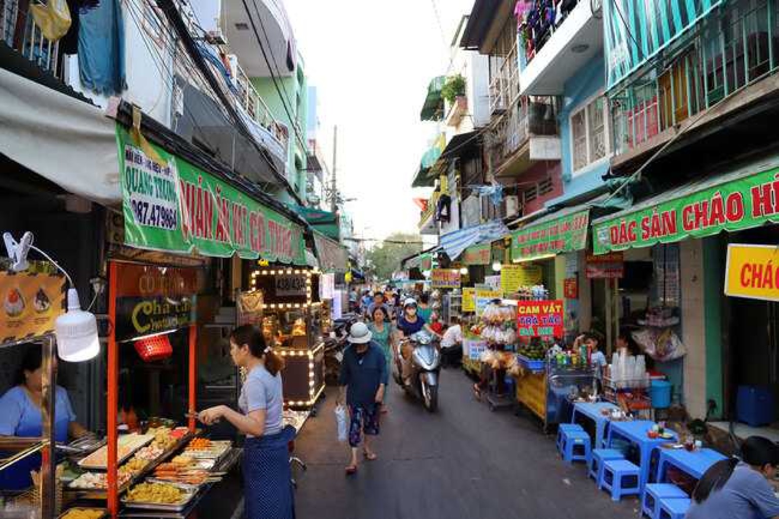 Chợ Hồ Thị Kỷ &ndash; "Thi&ecirc;n đường ăn vặt" lớn nhất Quận 10