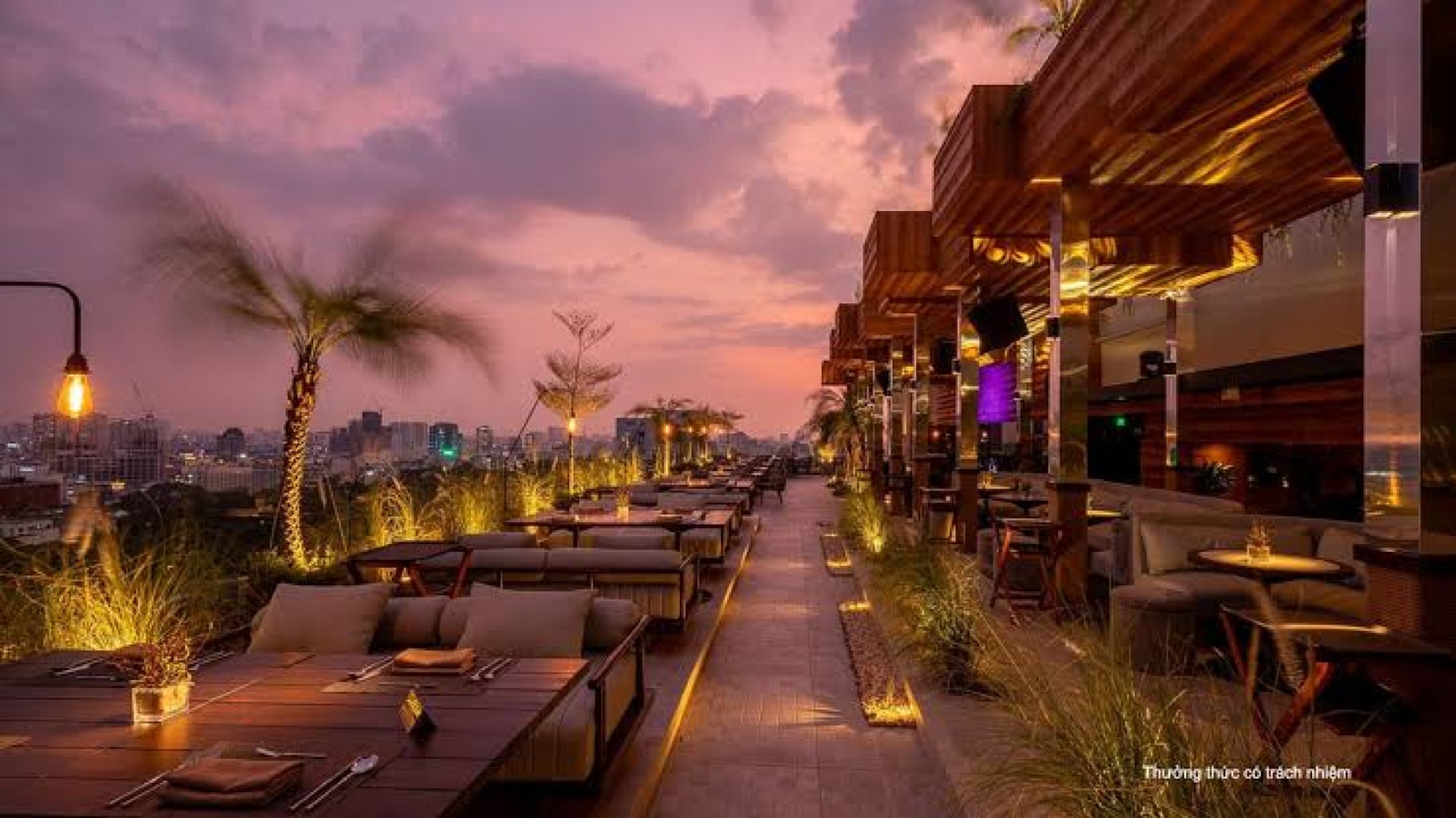 Shri Rooftop Bar & Restaurant &ndash; Nơi giao thoa l&atilde;ng mạn