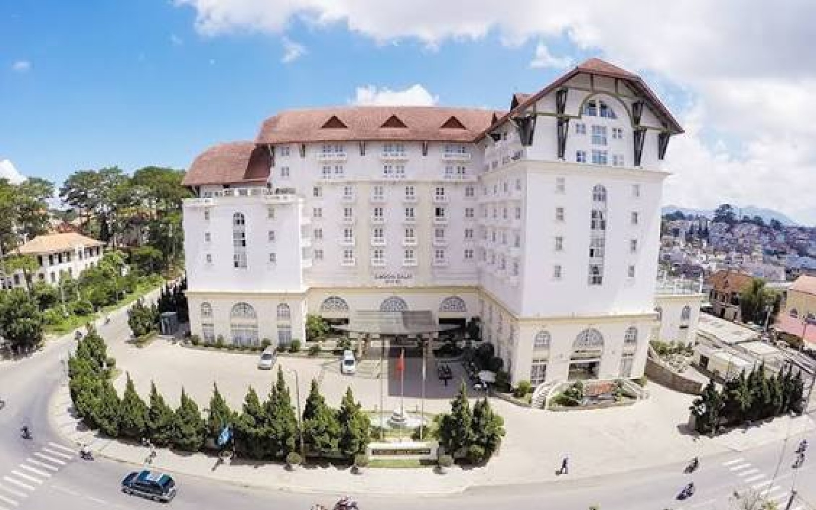 Kinh Nghiệm Đặt Ph&ograve;ng Kh&aacute;ch Sạn & Homestay Tại Quận 1: B&iacute; K&iacute;p Chọn Chỗ Ở "Đẹp - Sạch - Gần Trung T&acirc;m"