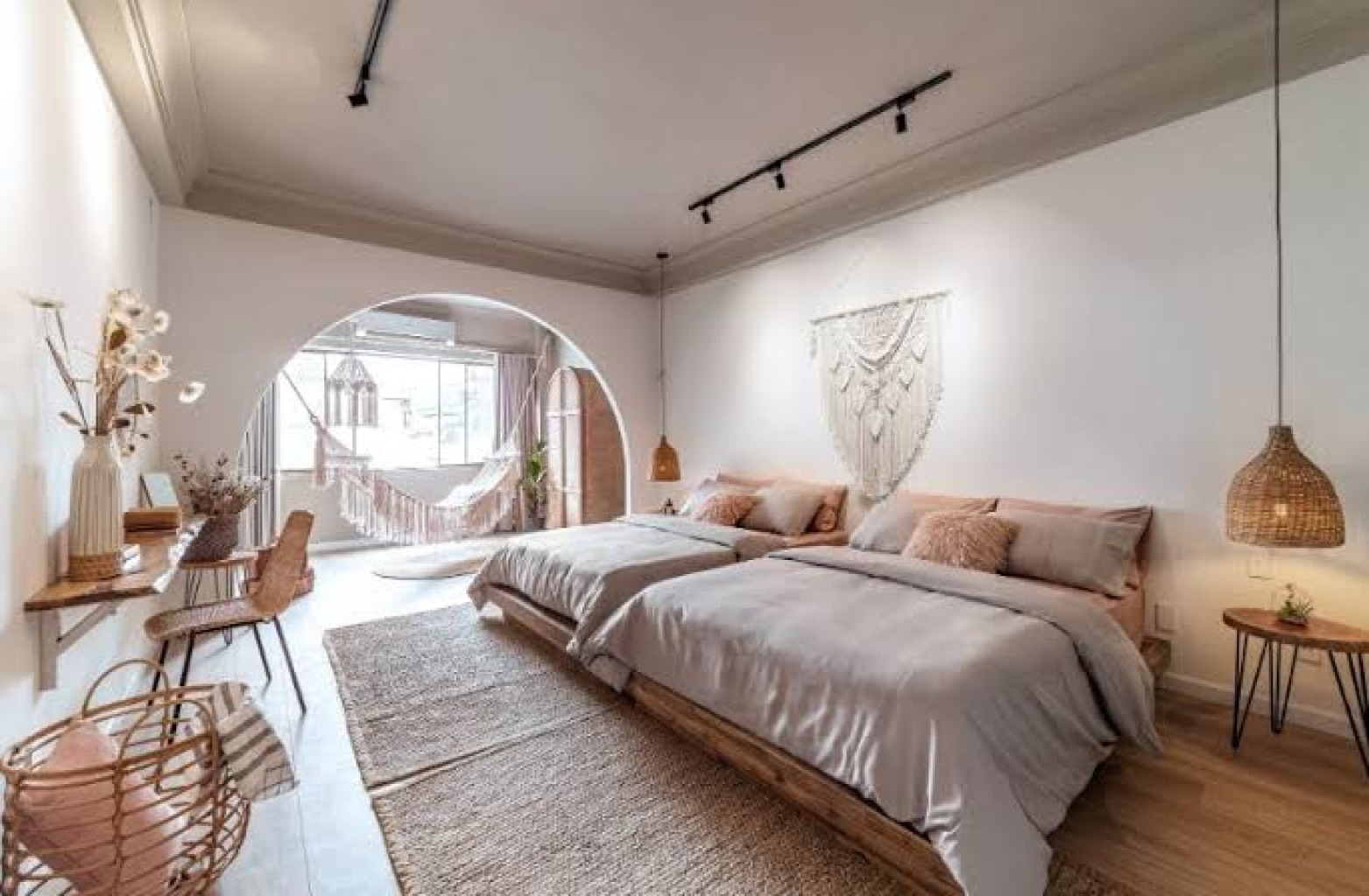 Kinh Nghiệm Đặt Ph&ograve;ng Kh&aacute;ch Sạn & Homestay Tại Quận 1: B&iacute; K&iacute;p Chọn Chỗ Ở "Đẹp - Sạch - Gần Trung T&acirc;m"