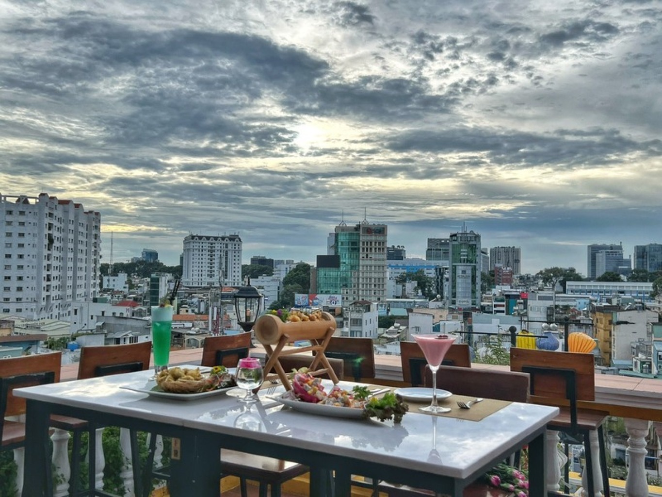 The View Rooftop Bar (Đức Vượng Hotel) &ndash; Sự l&atilde;ng mạn đầy m&ecirc; hoặc