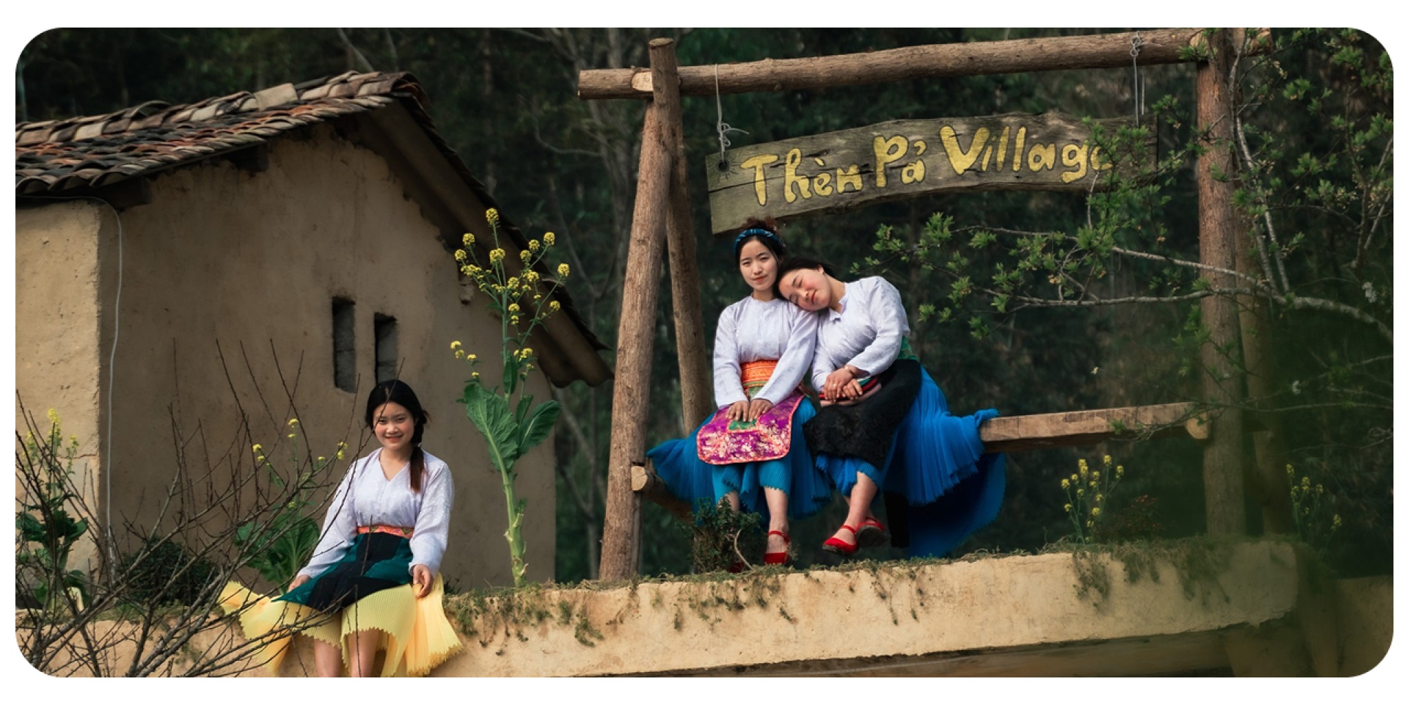 Nhóm nhân sự địa phương chuyên nghiệp đang quản lý và vận hành dịch vụ lưu trú tại Then Pa Village, giữ gìn văn hóa vùng cao