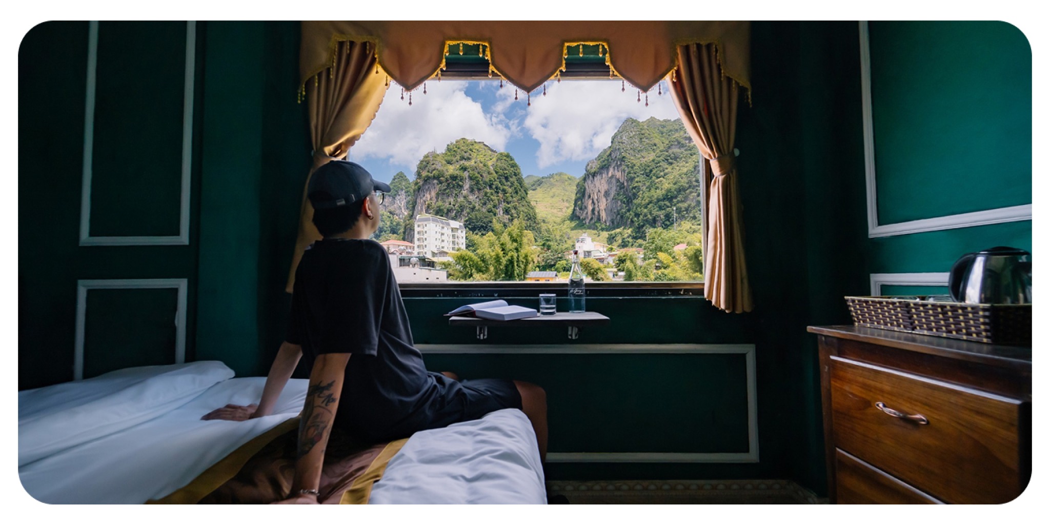 Hình ảnh du khách đang tận hưởng không gian hiện đại và ấm cúng tại D Home