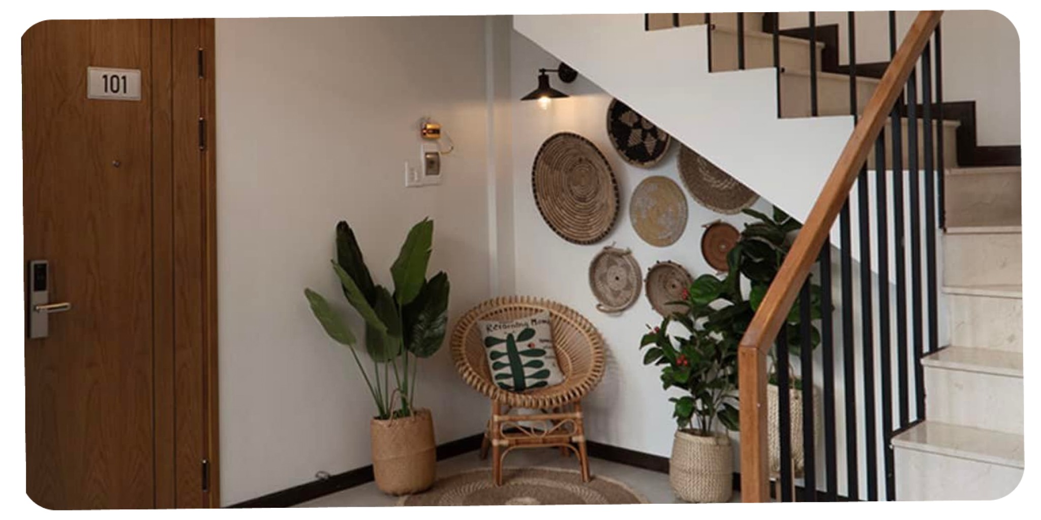 Cầu thang homestay Daisy House được decor cẩn thận với c&acirc;y xanh v&agrave; thảm c&oacute;i, thể hiện gu thẩm mỹ tối giản v&agrave; gần gũi thi&ecirc;n nhi&ecirc;n.