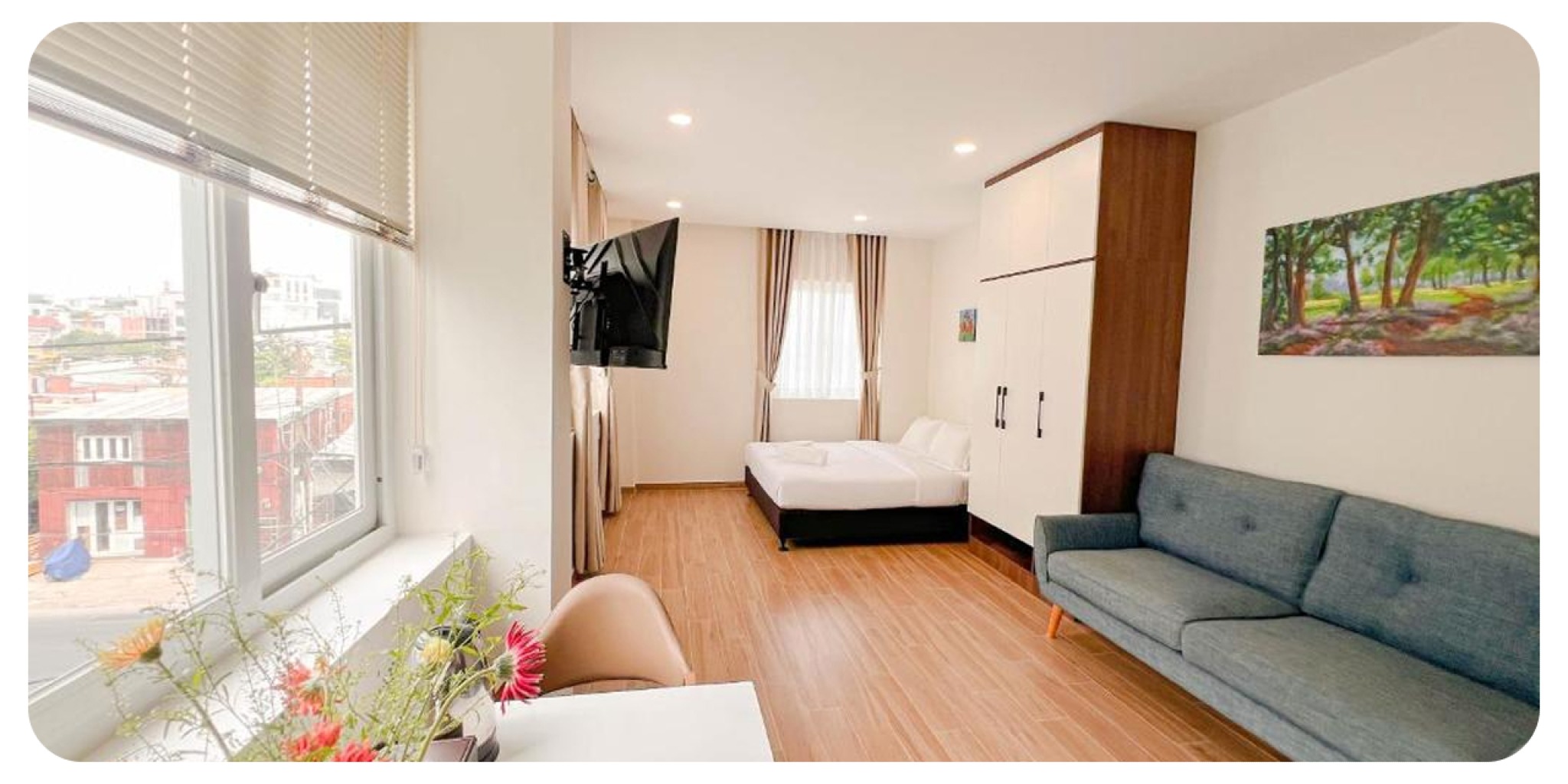 Căn hộ Heyday Apartment view tổng thể với nội thất đa năng, cửa sổ lớn nh&igrave;n ra th&agrave;nh phố, kh&ocirc;ng gian sống l&yacute; tưởng cho lưu tr&uacute; d&agrave;i ng&agrave;y