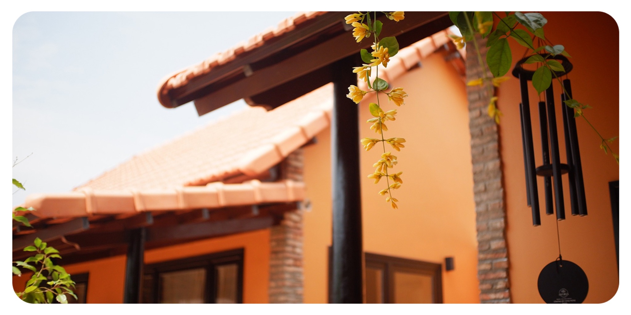 M&aacute;i hi&ecirc;n ng&oacute;i đỏ đặc trưng v&agrave; nội thất gỗ tự nhi&ecirc;n tại LoiLoi's Home homestay Mũi N&eacute;, mang hơi thở truyền thống ven biển