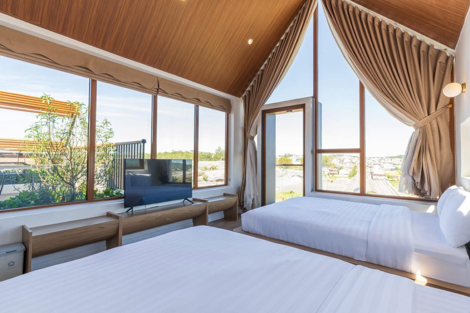 Phòng ngủ ngập tràn ánh sáng tự nhiên tại Meraki Villa Đà Lạt tạo cảm giác ấm áp và thư giãn