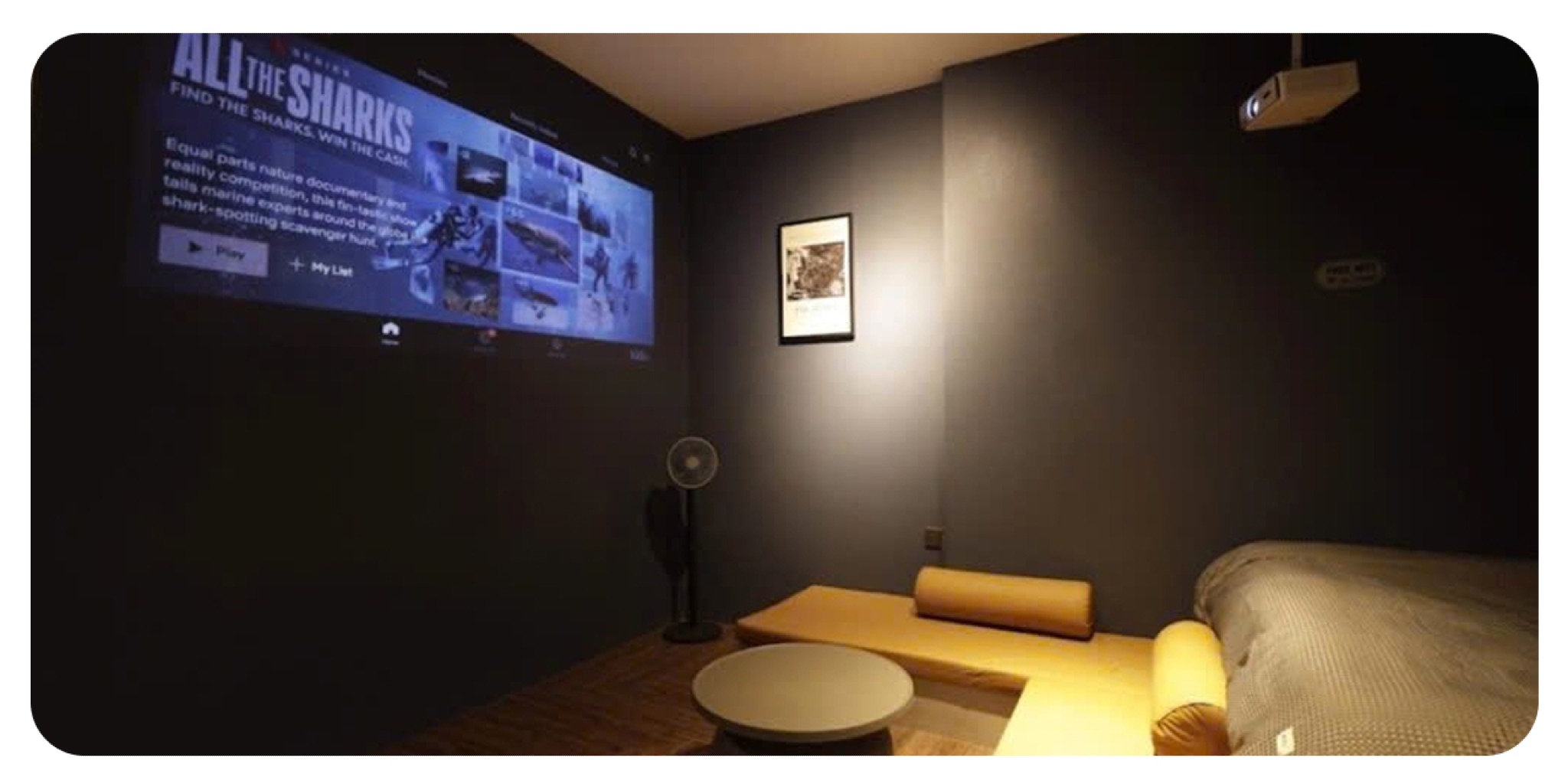 Ph&ograve;ng ngủ Midas Home Đ&agrave; Lạt c&oacute; m&aacute;y chiếu, nệm &ecirc;m v&agrave; &aacute;nh s&aacute;ng v&agrave;ng ấm, tạo kh&ocirc;ng gian xem phim như rạp chiếu phim tại nh&agrave;