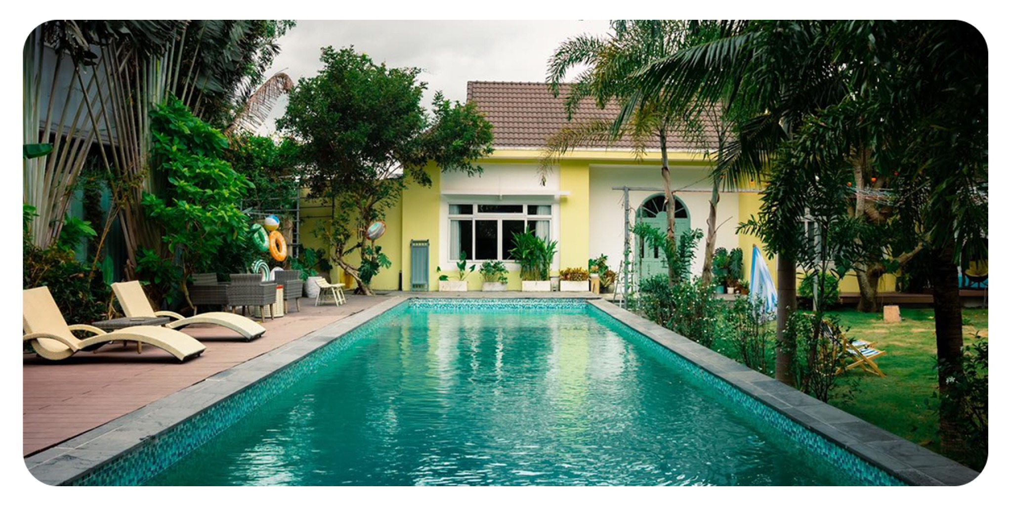 Hồ bơi ngo&agrave;i trời s&acirc;n vườn Nh&agrave; Bao La Cần Giuộc tường v&agrave;ng c&acirc;y xanh nhiệt đới