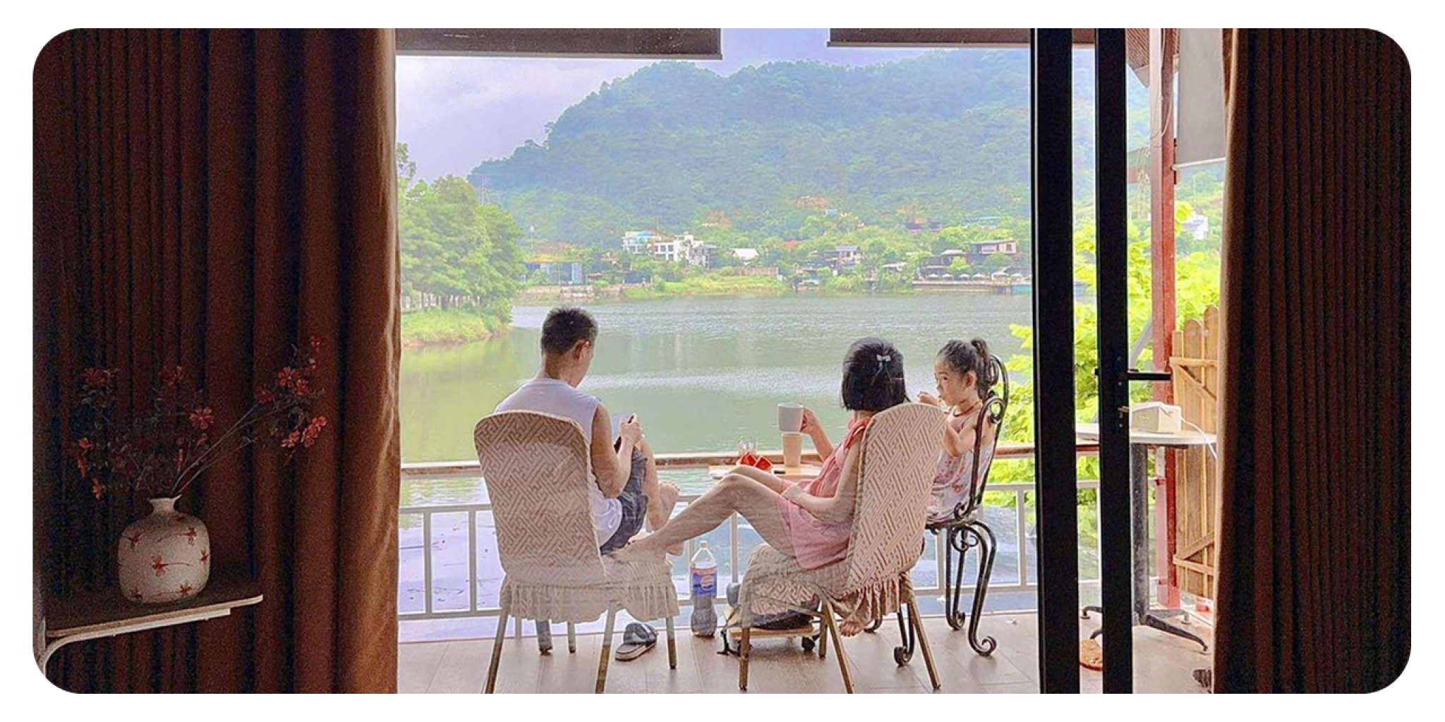 Tầm nhìn triệu đô ôm trọn cảnh quan hồ Đồng Đò từ ban công phòng nghỉ Nhà Ven Hồ