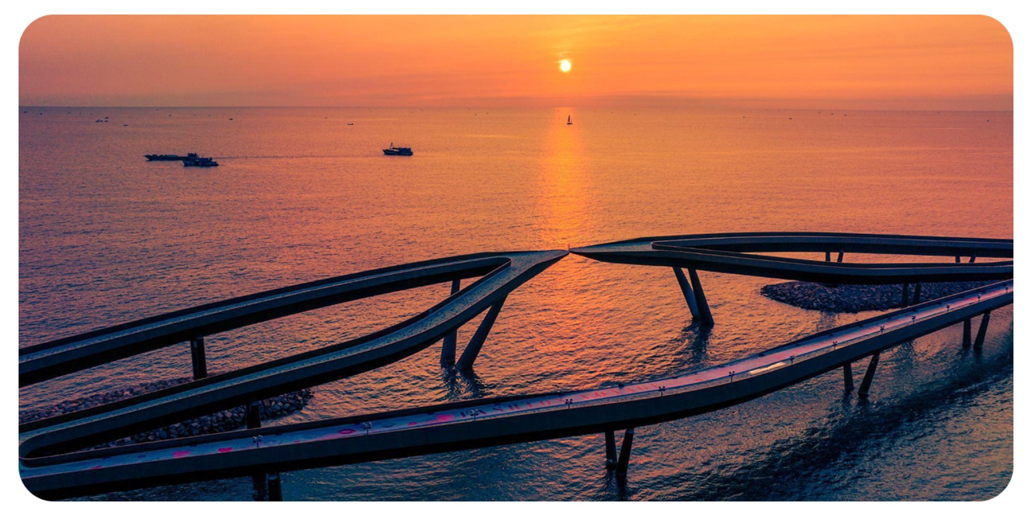 Cầu H&ocirc;n l&atilde;ng mạn H&ograve;n Thơm Ph&uacute; Quốc l&uacute;c ho&agrave;ng h&ocirc;n, vị tr&iacute; đắc địa gần Pito Hotel Santo Porte B&atilde;i Nam