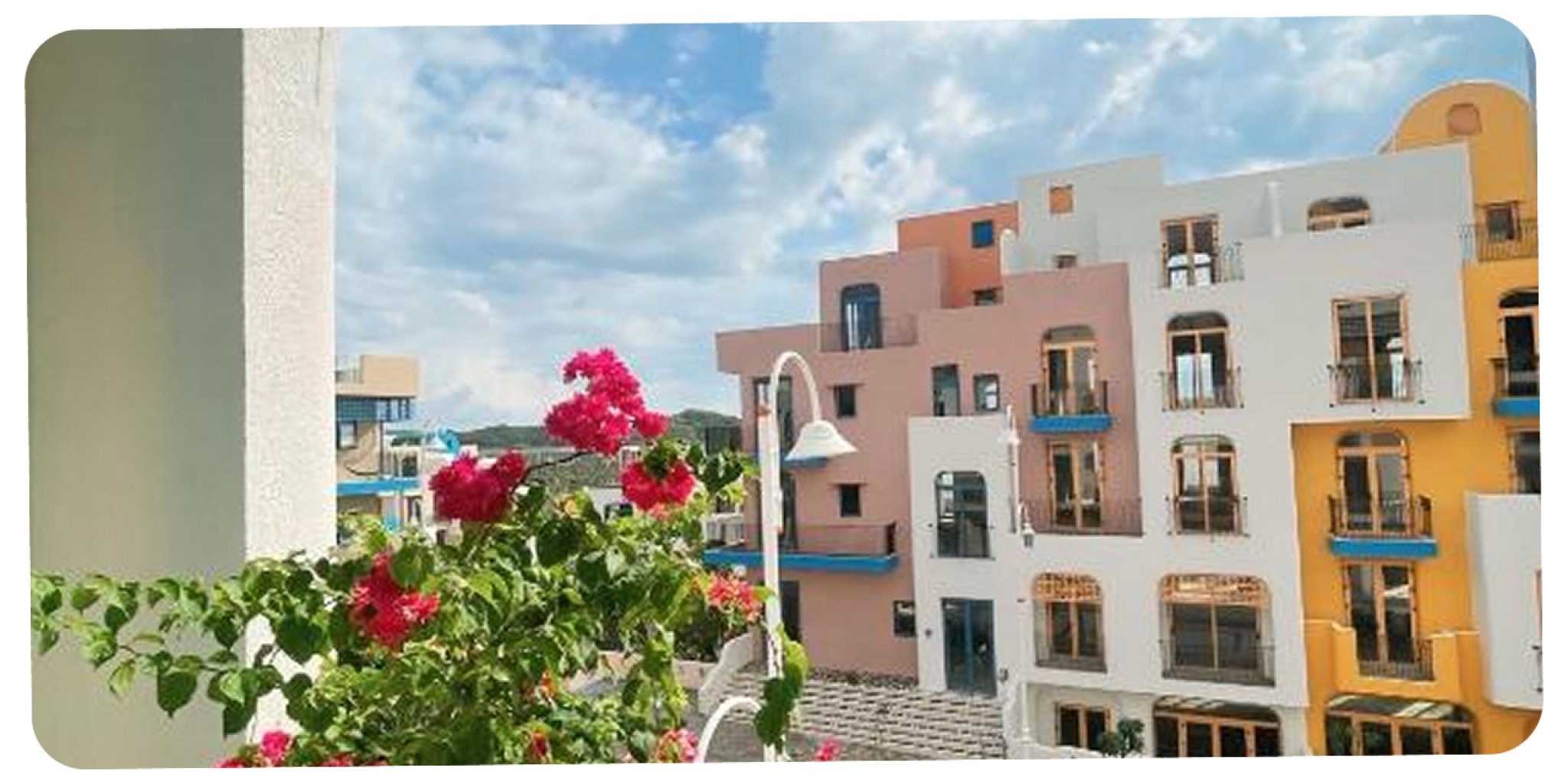 View ban c&ocirc;ng Pito Hotel H&ograve;n Thơm Ph&uacute; Quốc ho&agrave;ng h&ocirc;n biển cả, hoa giấy rooftop