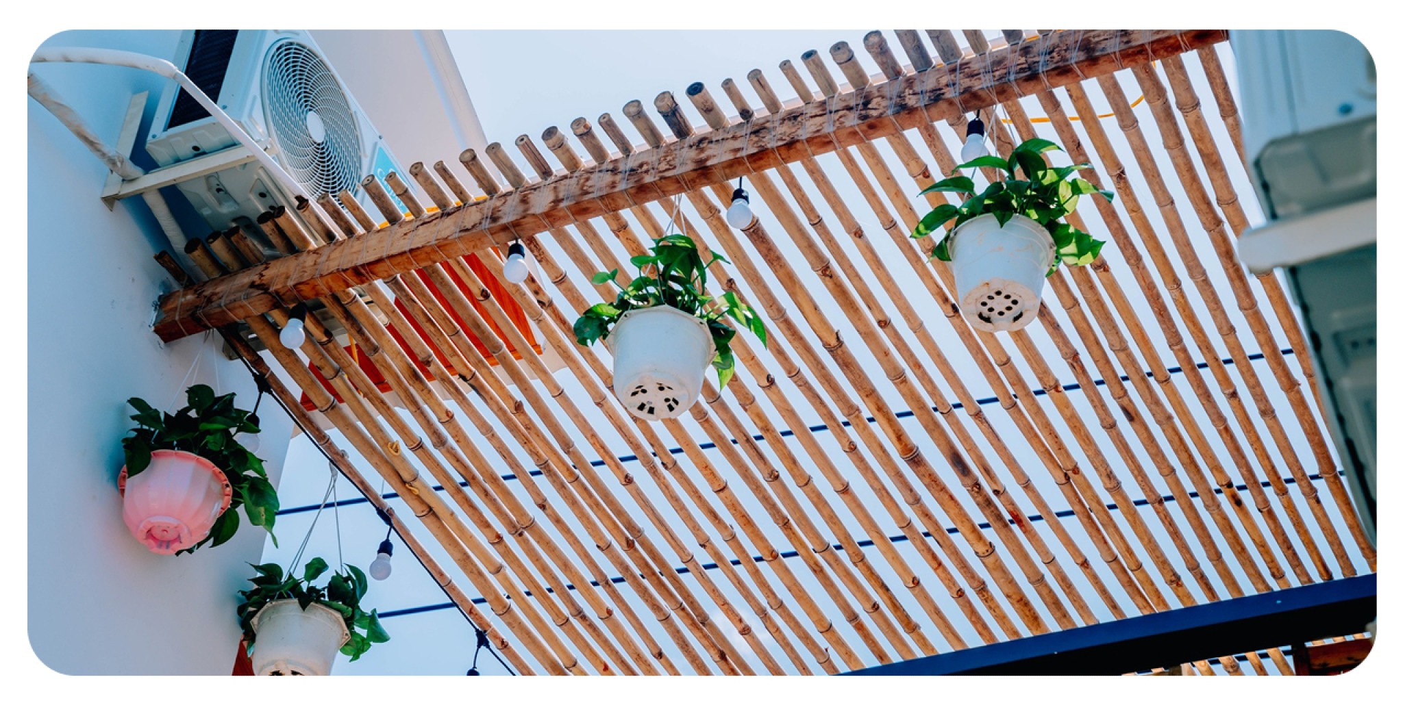 Vật liệu đậm chất l&agrave;ng ch&agrave;i tại Thuyền Xưa homestay Ph&uacute; Qu&yacute;: lưới c&aacute;, phao cứu sinh, tường trắng v&agrave; decor biển tạo kh&ocirc;ng gian gần gũi