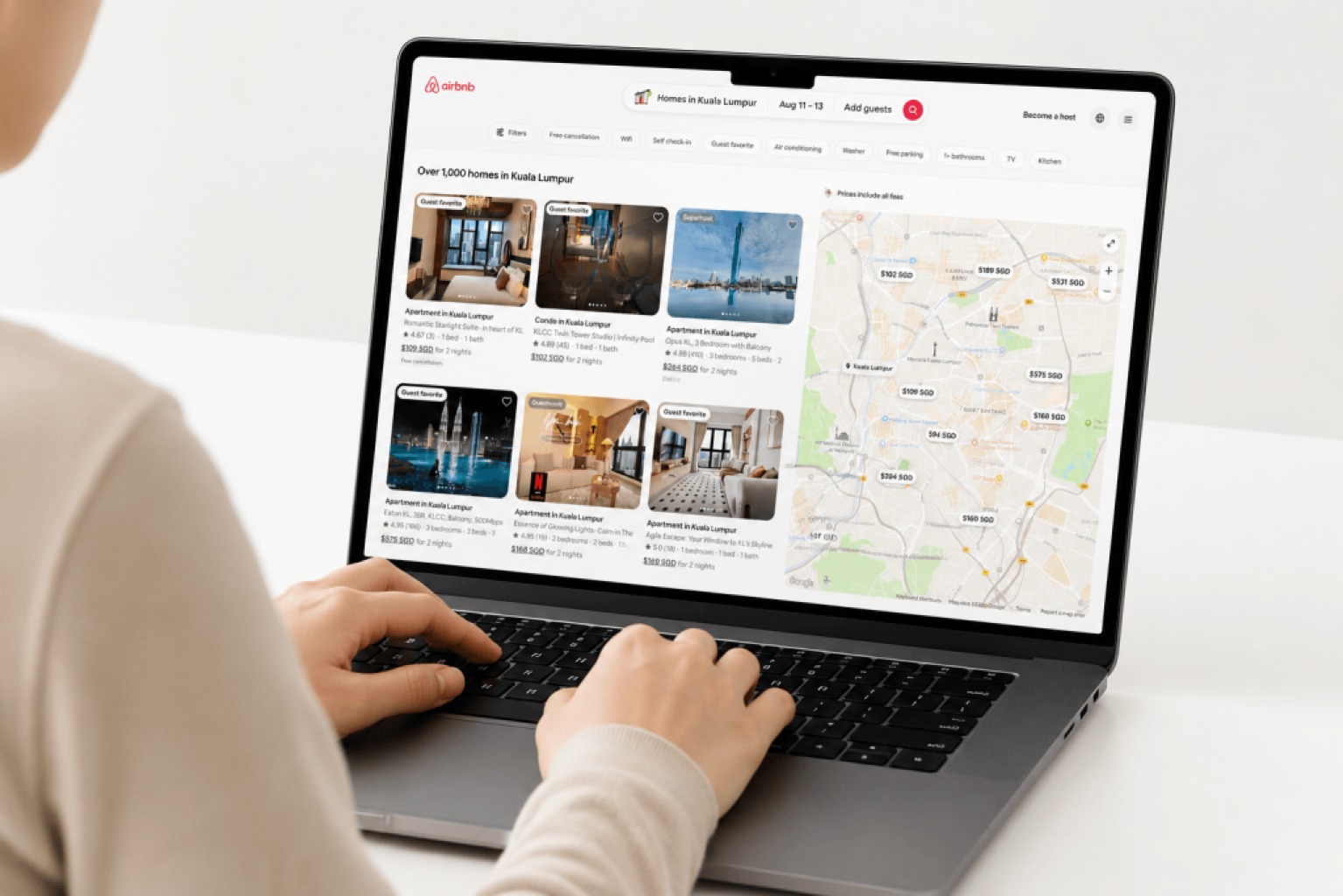 Khách du lịch xem giá phòng đã áp dụng giảm giá Airbnb trên điện thoại trước khi đặt phòng