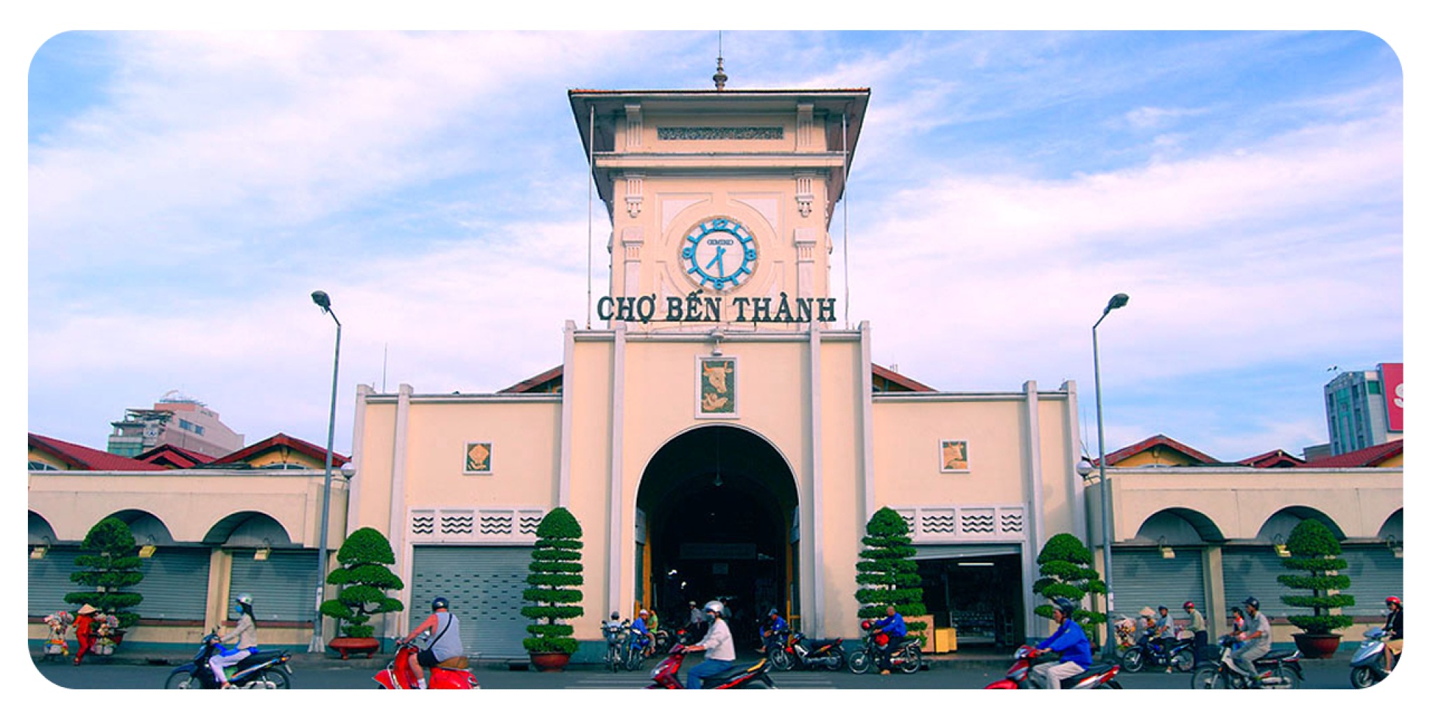 Chợ Bến Th&agrave;nh về đ&ecirc;m với đ&egrave;n s&aacute;ng rực rỡ, c&aacute;ch The Writeriana de Lumi&egrave;re Hotel chỉ 10 ph&uacute;t di chuyển