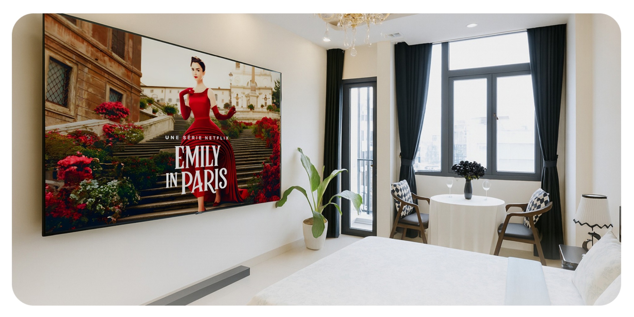 Smart TV m&agrave;n h&igrave;nh lớn với Netflix trong ph&ograve;ng kh&aacute;ch sạn The Writeriana de Lumi&egrave;re, tiện nghi giải tr&iacute; hiện đại