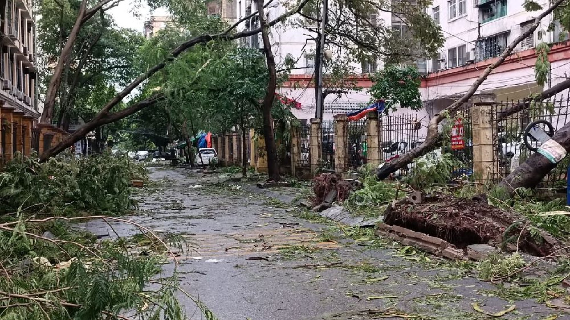 Cơn bão lớn với mưa gió mạnh, minh họa rủi ro thiên tai đối với căn hộ cho thuê ngắn ngày.