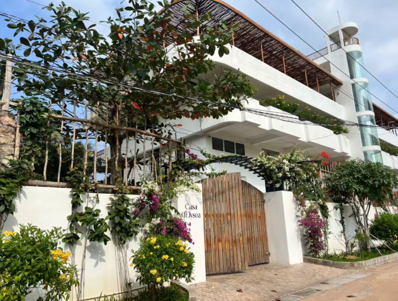  Hình ảnh toàn cảnh Casa D’ Elysea tại Gành Dầu, Phú Quốc với kiến trúc trắng tinh khôi, bao quanh bởi biển xanh và hàng dừa nhiệt đới.