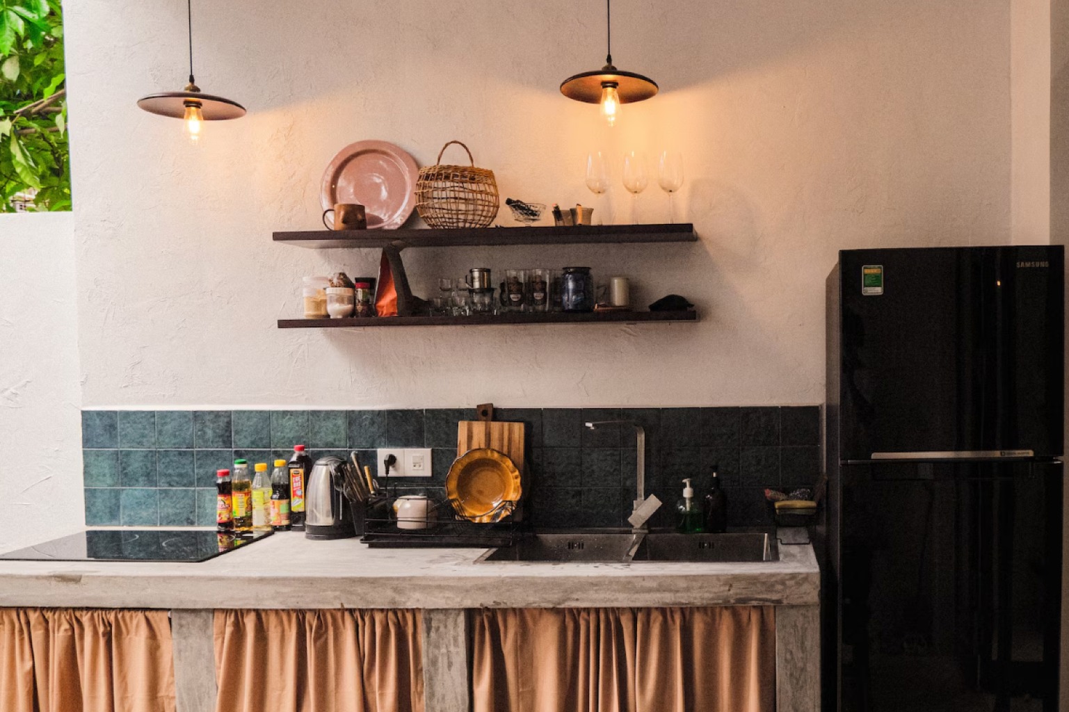 Bệp với đầy đủ dụng cụ nấu ăn tại homestay Airbnb – tiện ích nổi bật thu hút khách