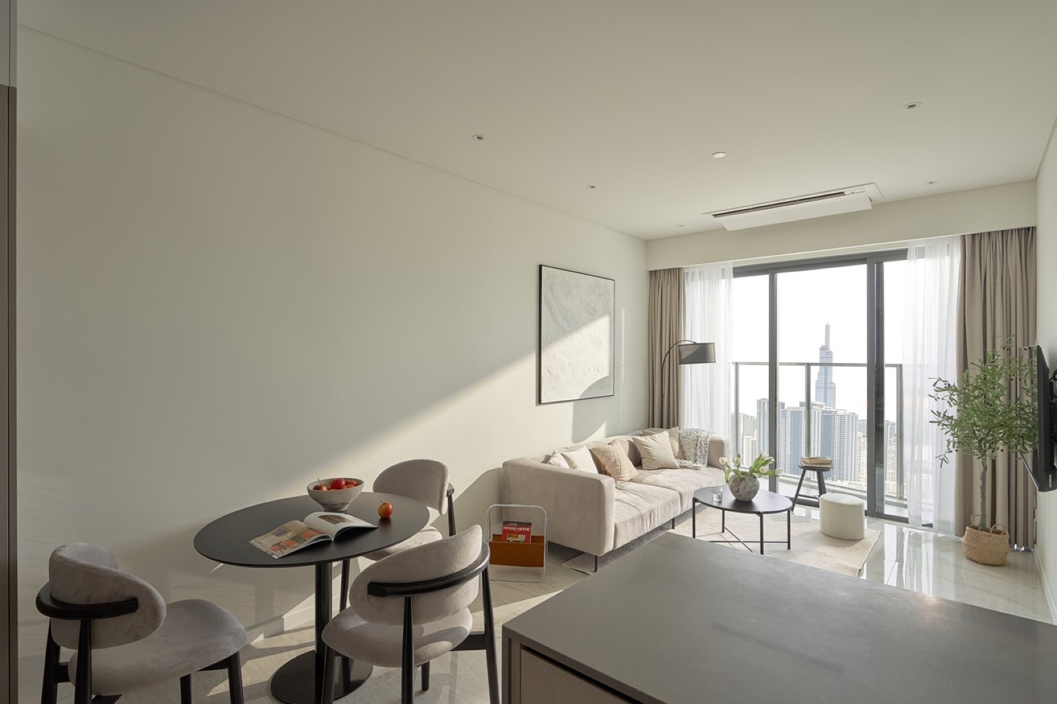 Căn phòng ngập nắng của Kaystay – điểm kết hoàn hảo cho trải nghiệm yên bình Phòng ngủ của Kaystay tràn ngập ánh sáng tự nhiên, tạo nên không gian sáng sủa, thoáng đãng giúp khách lưu trú cảm nhận sự bình yên và dễ chịu sau một ngày làm việc và khám phá thành phố.