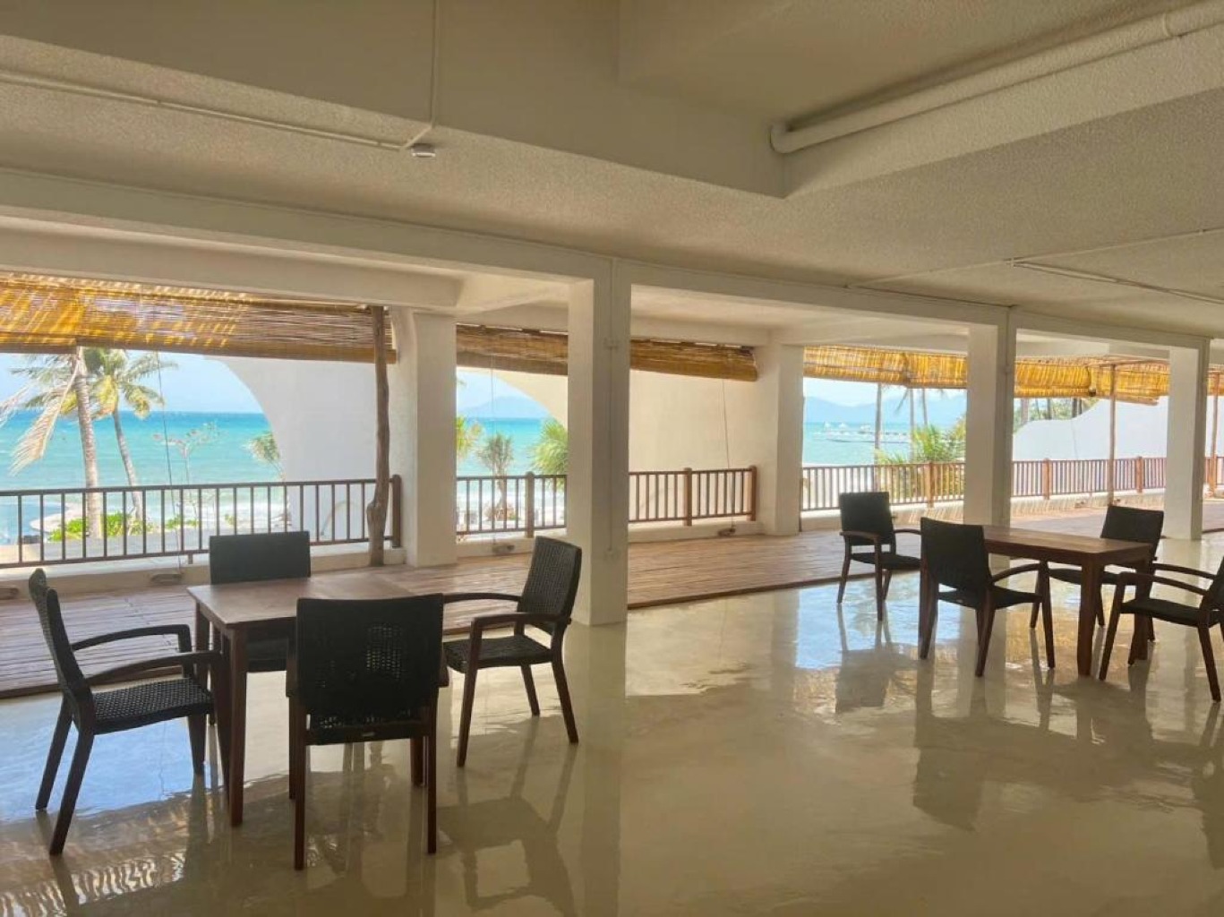 Khu vực sinh hoạt chung tầng hai của Casa D’ Elysea, gồm bàn bóng, phòng tập thể dục và khu ăn uống hướng biển, mở cửa miễn phí cho khách sử dụng.