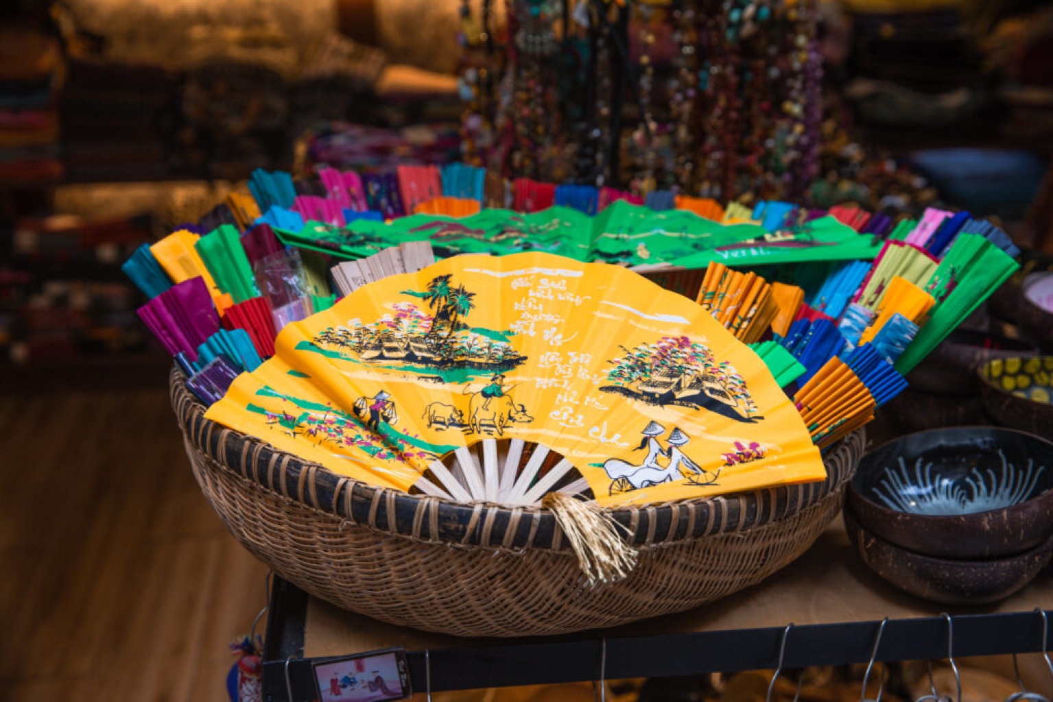 Hình ảnh món quà nhỏ gồm quạt với hoa văn Việt Nam dành tặng khách khi rời homestay, thể hiện sự tinh tế và dấu ấn văn hóa giúp tăng đánh giá 5 sao