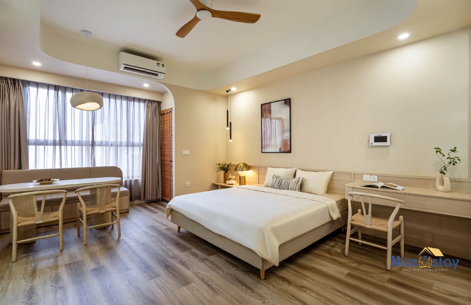 Không gian căn hộ Nice Stay với thiết kế hiện đại, tối giản và tiện nghi đầy đủ, mang lại cảm giác sống như ở nhà giữa khu chung cư cao cấp gần sân bay Tân Sơn Nhất